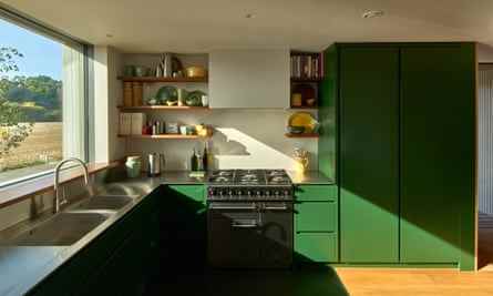 Grün und angenehm: die beschauliche Küche mit Blick über die Felder.