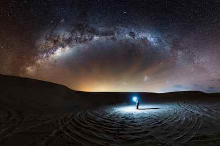 Der volle Bogen der Milchstraße, gesehen von den Sanddünen nördlich von Perth