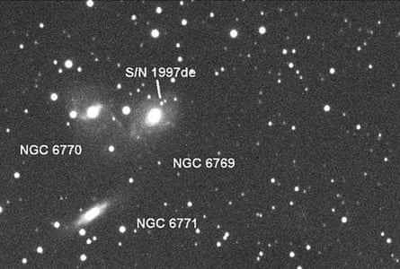 Ein Schwarz-Weiß-Foto des Himmels mit Sternen und vier Etiketten 