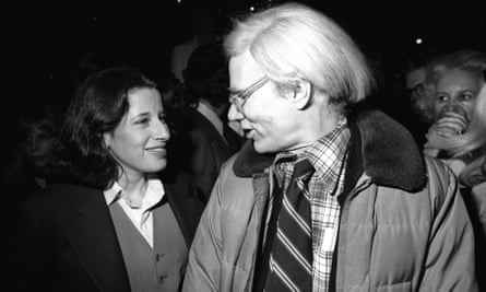 Andy Warhol spricht 1977 auf einer Party in New York mit Lebowitz