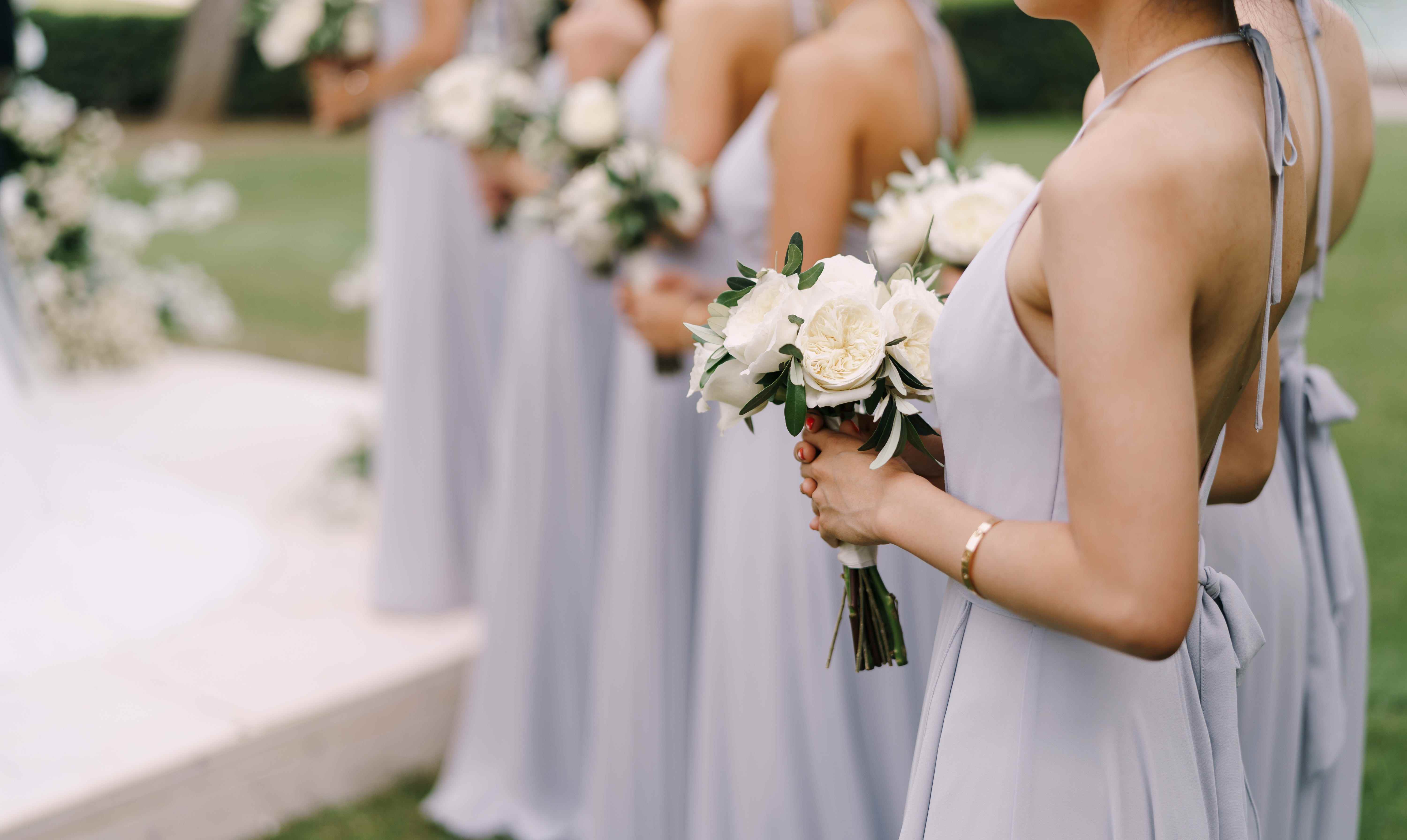 Brautjungfer, die bei einer Hochzeitszeremonie in einer Reihe steht