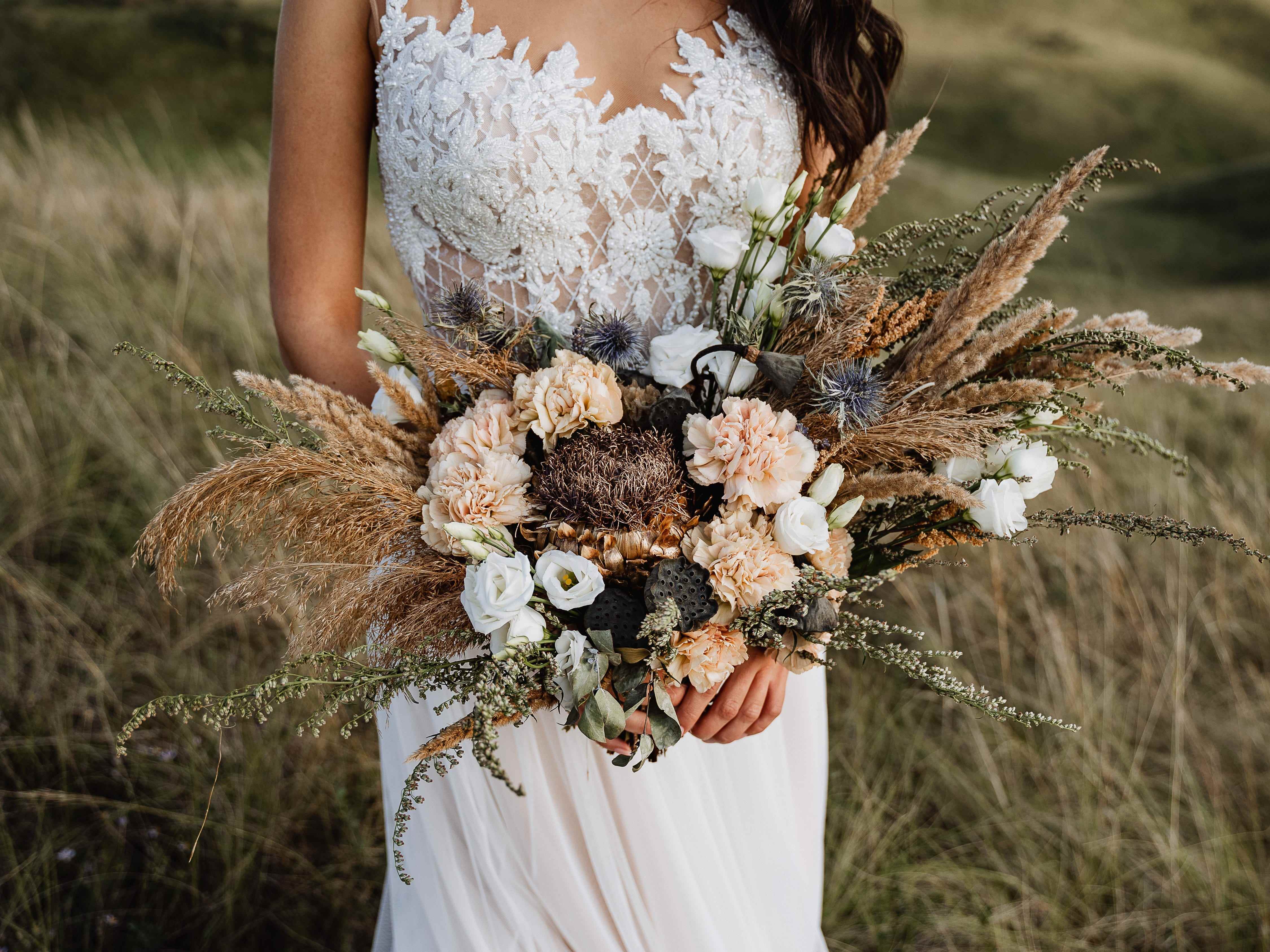 Braut mit Pampasgras-Blumenstrauß im Boho-Stil