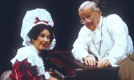 Ruth Madoc und Harry Secombe in Pickwick im Chichester Festival Theater im Jahr 1993.