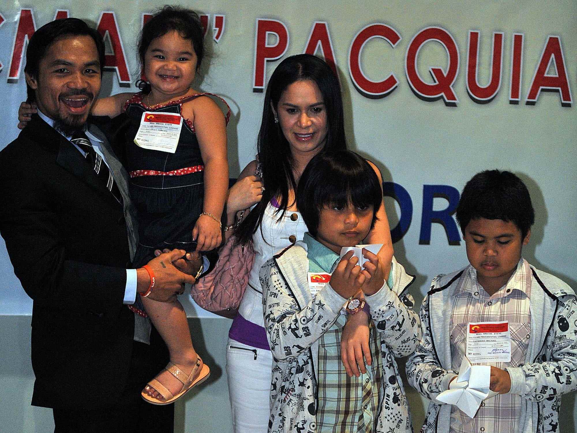 Manny Pacquiao und seine Familie.  Jimuel ist in der Mitte.