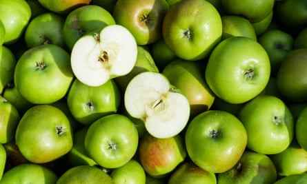 Haufen Äpfel, mit einem auf der Oberseite in zwei Hälften geschnitten