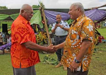 Sitiveni Rabuka (links), der Anführer des ersten Staatsstreichs von Fidschi im Jahr 1987 und später Premierminister, mit dem derzeitigen Premierminister Frank Bainimarama im Jahr 2018.
