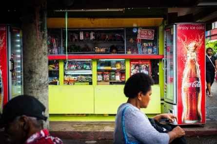 Ein Ladenverkäufer im Zentrum von Fidschi verkauft Bus-Snacks.