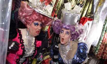 „Wir versuchen nicht zu überzeugen“ … Nigel Ellacott (rechts) mit Peter Robbins als die hässlichen Schwestern in Cinderella.