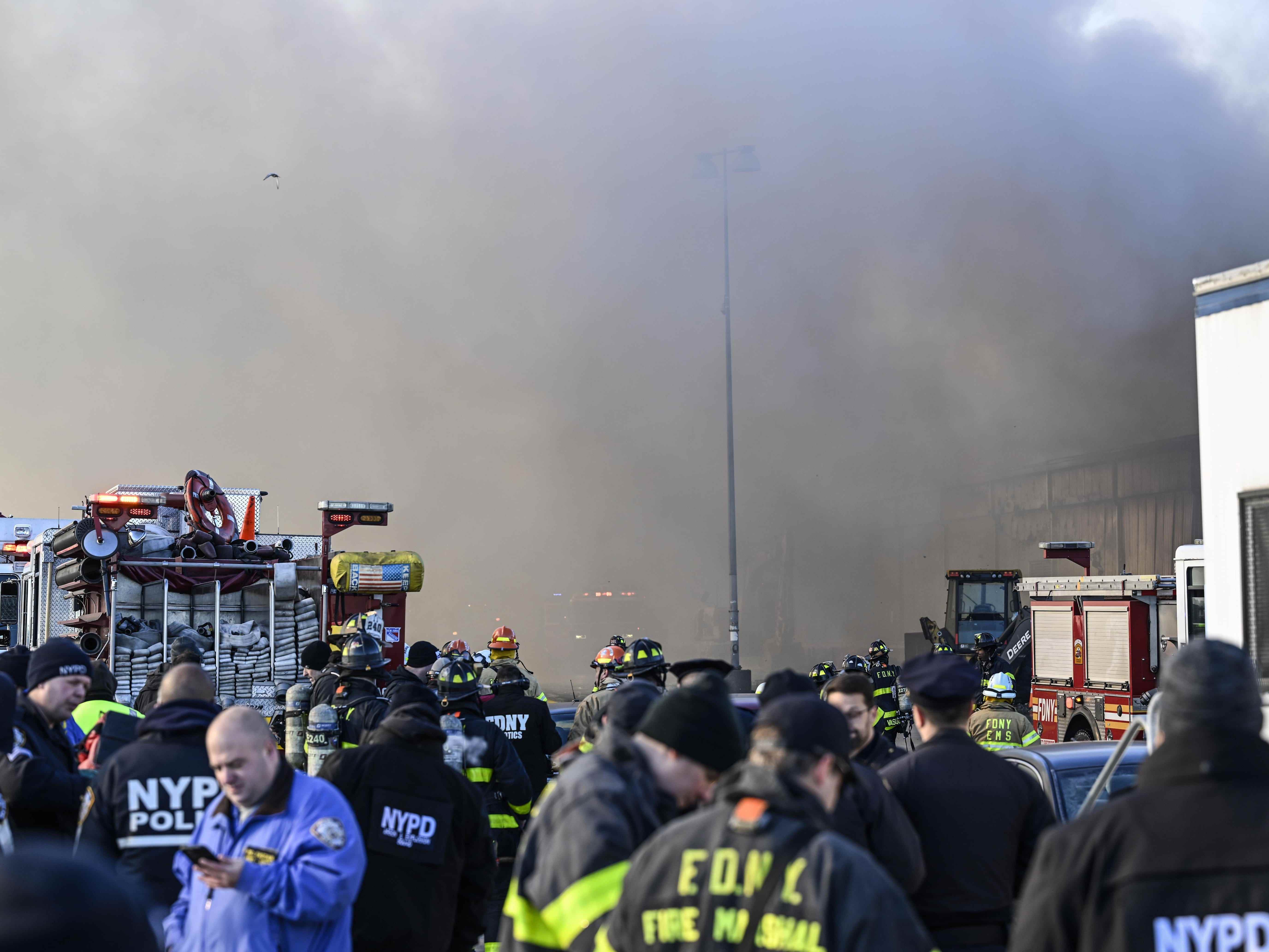 Feuerwehrleute arbeiten an dem Ort, an dem am 13. Dezember 2022 in Brooklyn, USA, ein massives Feuer in einem NYPD-Beschlagnahmungs- und Beweislager in Brooklyn ausbrach.