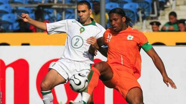 Walid Regragui aus Marokko trifft auf Didier Drogba aus der Elfenbeinküste