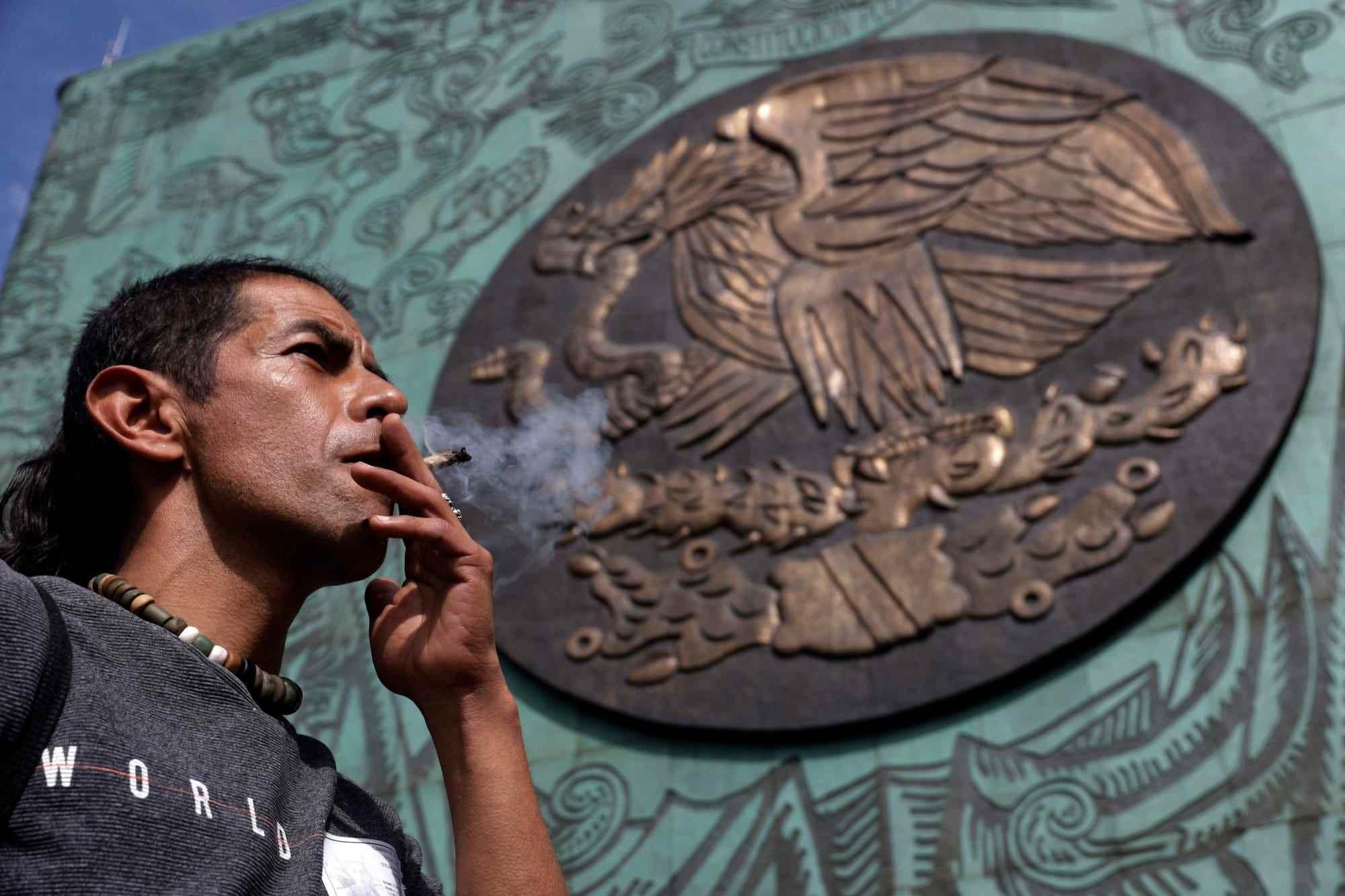 Aktivist für die Legalisierung von Marihuana raucht in Mexiko-Stadt