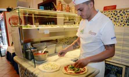 Pizzaiolo an der Theke in der Pizzeria Gorizia 