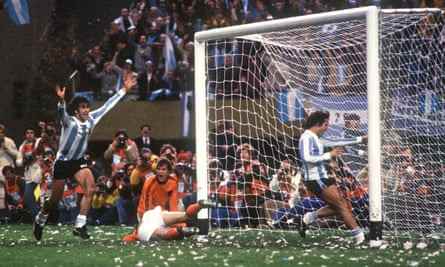 Argentinien, Gastgeber und zweiter Favorit von 1978, schlug die Niederländer im Finale.