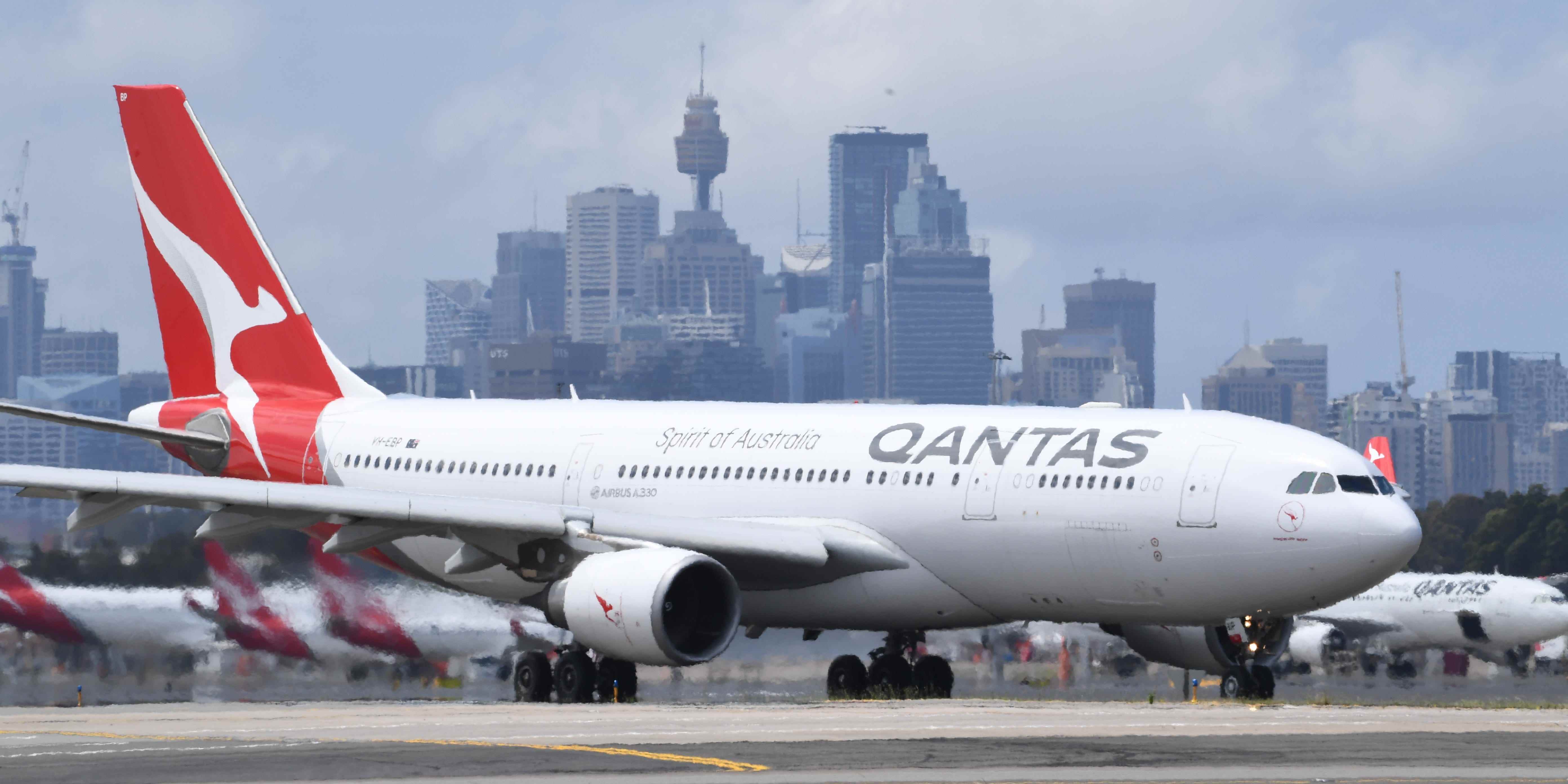 Ein Qantas-Flugzeug am Flughafen Sydney am 09. November 2021 in Sydney, Australien.