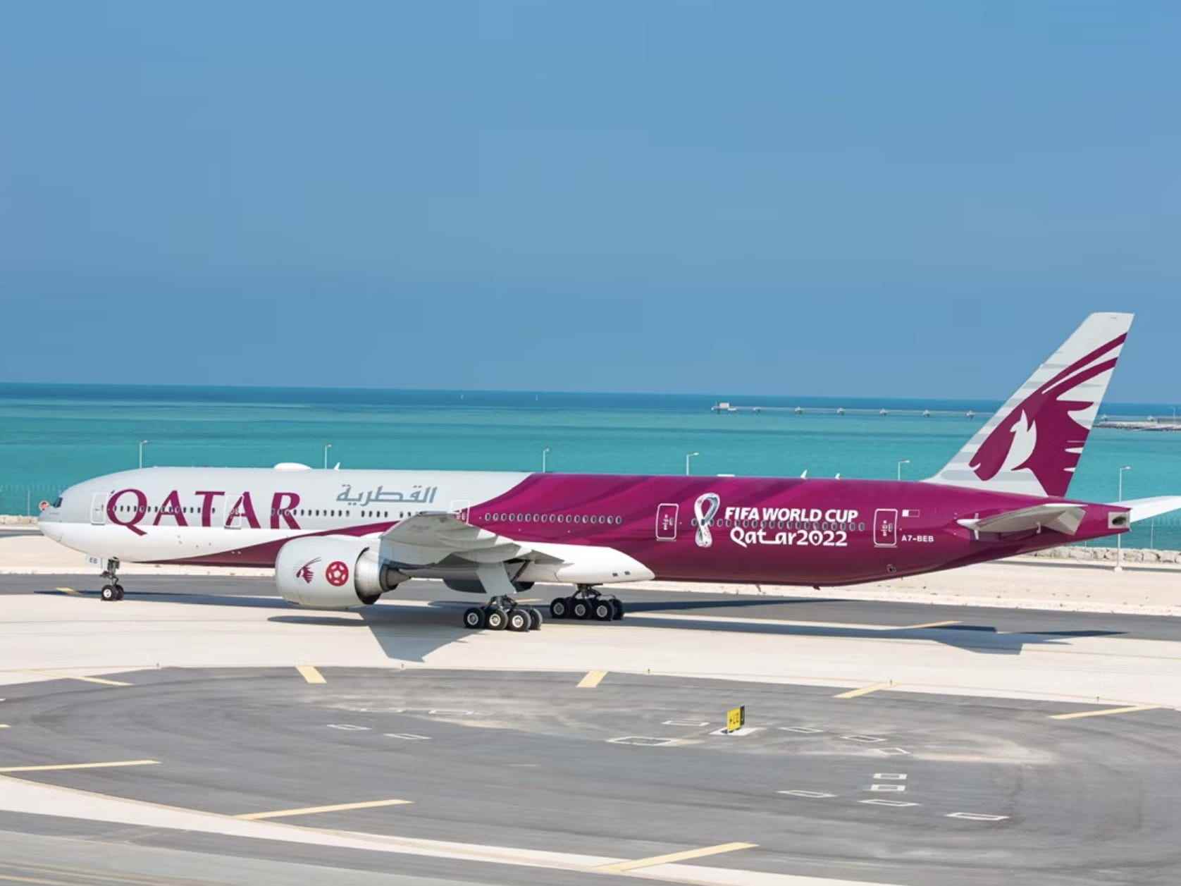 Boeing 777 von Qatar Airways in FIFA-Sonderlackierung.