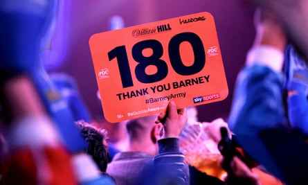 Ein Fan hält 2019 im Alexandra Palace ein 180-Schild mit einer Dankesbotschaft an Raymond van Barneveld.