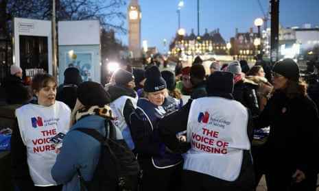 Krankenschwestern streiken vor dem St. Thomas' Hospital in LondonKrankenschwestern nehmen an einem Streik vor dem St. Thomas' Hospital in London, Großbritannien, am 15. Dezember 2022 Teil. REUTERS/Henry Nicholls