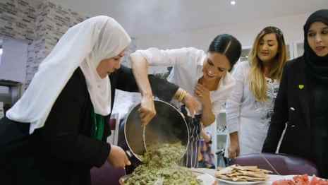 Die Herzogin von Sussex kocht mit Frauen in der Hubb Community Kitchen im Al Manaar Muslim Cultural Heritage Centre in West London.