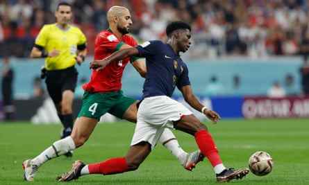 Aurélien Tchouaméni bezwingt Sofyan Amrabat, als Frankreich Marokko besiegt und sich damit den Einzug ins WM-Finale sichert.