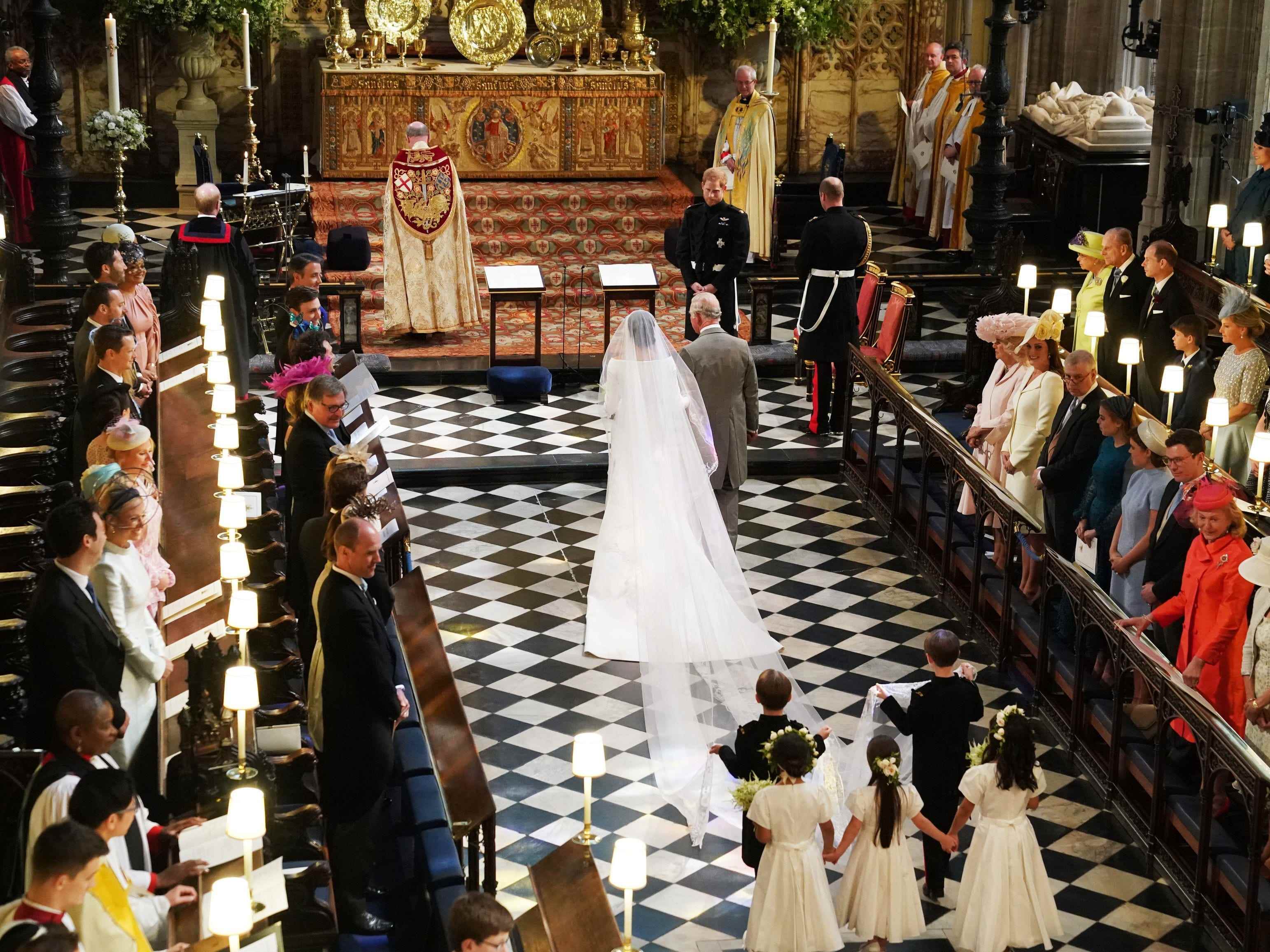 Prinz Charles führt Meghan Markle bei ihrer Hochzeit mit Prinz Harry am 19. Mai 2018 auf Schloss Windsor zum Altar.