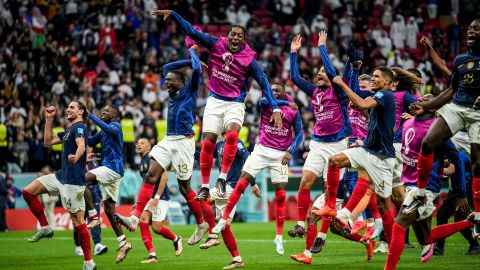 Frankreichs Spieler feiern am Ende ihres WM-Viertelfinals ihren Mannschaftssieg über England.