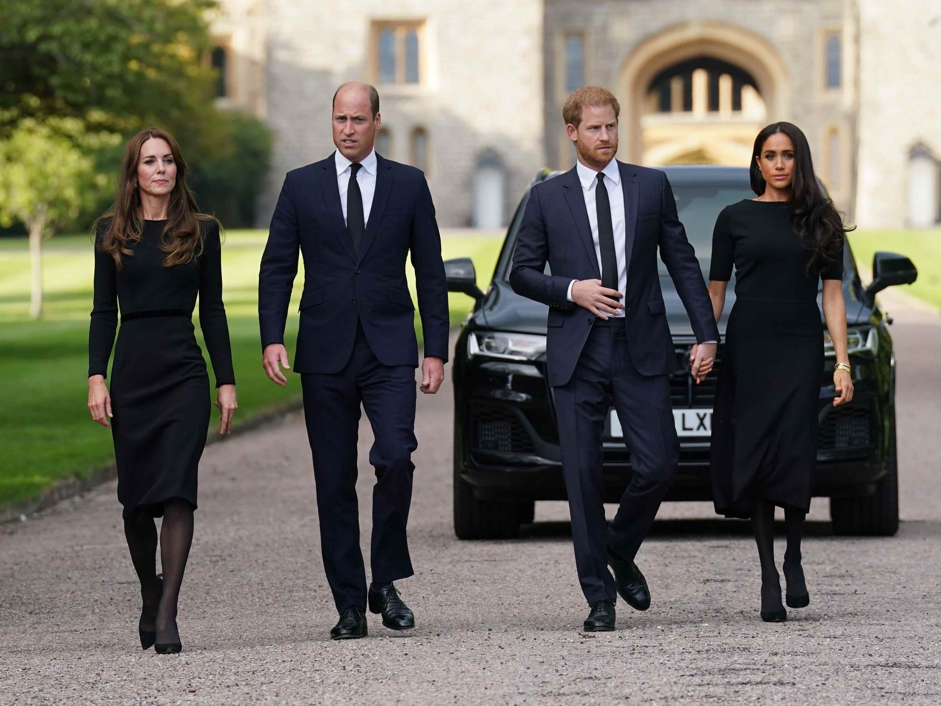 Prinz William, Prinzessin Kate, Prinz Harry und Meghan Markle bei einem Spaziergang auf Schloss Windsor