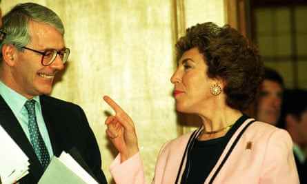 Edwina Currie mit John Major bei der Vorstellung des Konservativen Europäischen Manifests 1994.