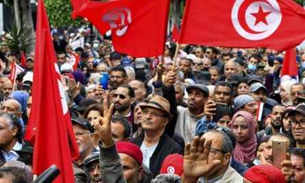 Tunesische Demonstranten nehmen vergangene Woche an einer Kundgebung in Tunis gegen den Präsidenten Kais Saied teil.