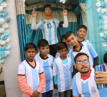 Argentinien-Fans posieren für Selfies in Kalkutta