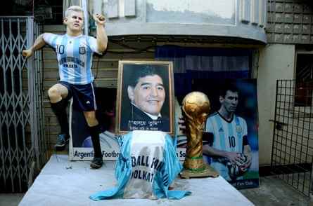 Eine Statue und ein Poster von Lionel Messi und ein Foto von Maradona vor dem argentinischen Fußball-Fanclub in Kalkutta