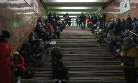 Menschen ruhen sich in einer U-Bahnstation aus, die am Freitag während eines Raketenangriffs in Kiew als Luftschutzbunker genutzt wurde.