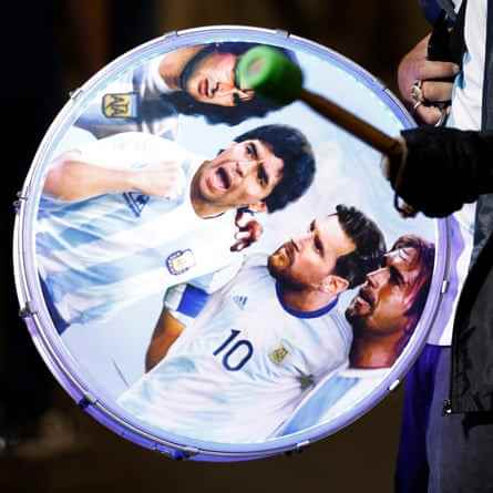 Ein argentinischer Fan schlägt auf eine Trommel mit Mario Kempes, Diego Maradona, Lionel Messi und Gabriel Batistuta vor dem Viertelfinale gegen die Niederlande.