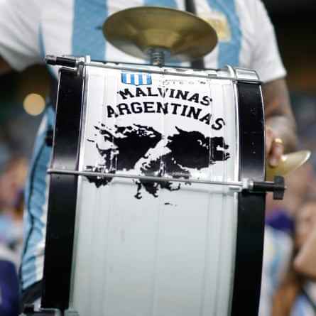 Eine Trommel, die sich während des Halbfinales unter argentinischen Fans auf die Falklandinseln bezieht.