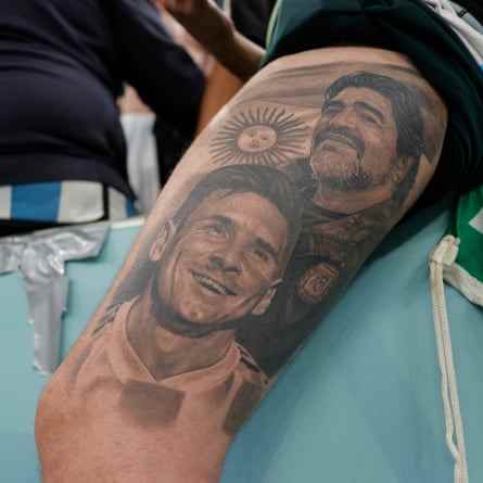 Ein Fan mit einem Tattoo, das Lionel Messi und Diego Maradona darstellt.