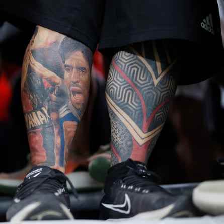 Ein Tattoo von Diego Maradona auf dem Bein eines argentinischen Fans.