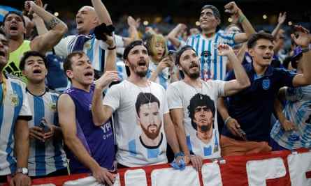 Eineiige Zwillinge mit passenden T-Shirts von Messi und Maradona im Halbfinale.