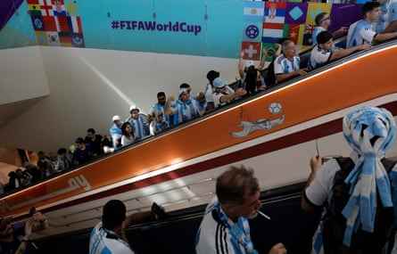 Argentinien-Fans kommen vor ihrem Eröffnungs-Gruppenspiel gegen Saudi-Arabien im Lusail Iconic Stadium an der U-Bahn-Haltestelle Lusail an,