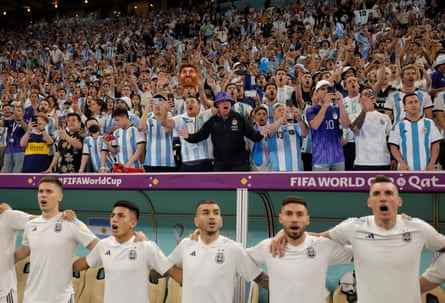Argentinische Fans und Spieler auf der Bank singen vor dem Viertelfinale ihre Nationalhymne.