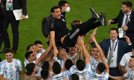 Lionel Scaloni wird von seinen argentinischen Spielern hochgehoben, nachdem er das Finale der Copa América 2021 gegen Brasilien gewonnen hat
