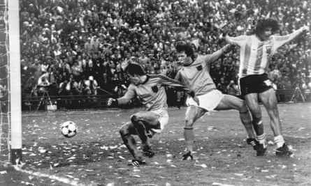 Mario Kempes feiert, nachdem er 1978 in Buenos Aires Argentiniens zweites Tor gegen die Niederlande erzielt hat.