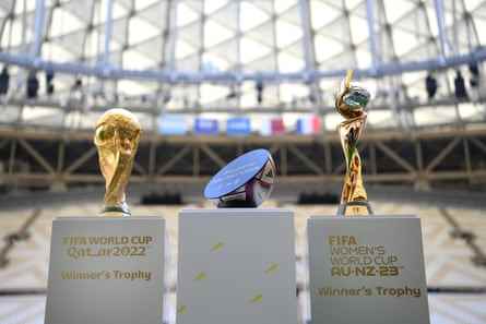 Die WM-Trophäen der Männer und Frauen werden im Lusail Stadium ausgestellt