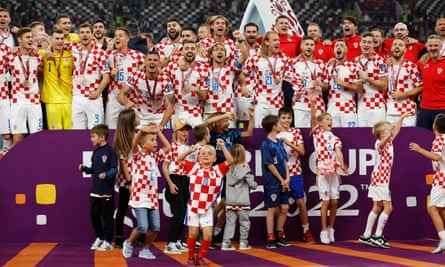 Kroatiens Spieler, Trainerstab und Familienmitglieder feiern mit ihren Medaillen