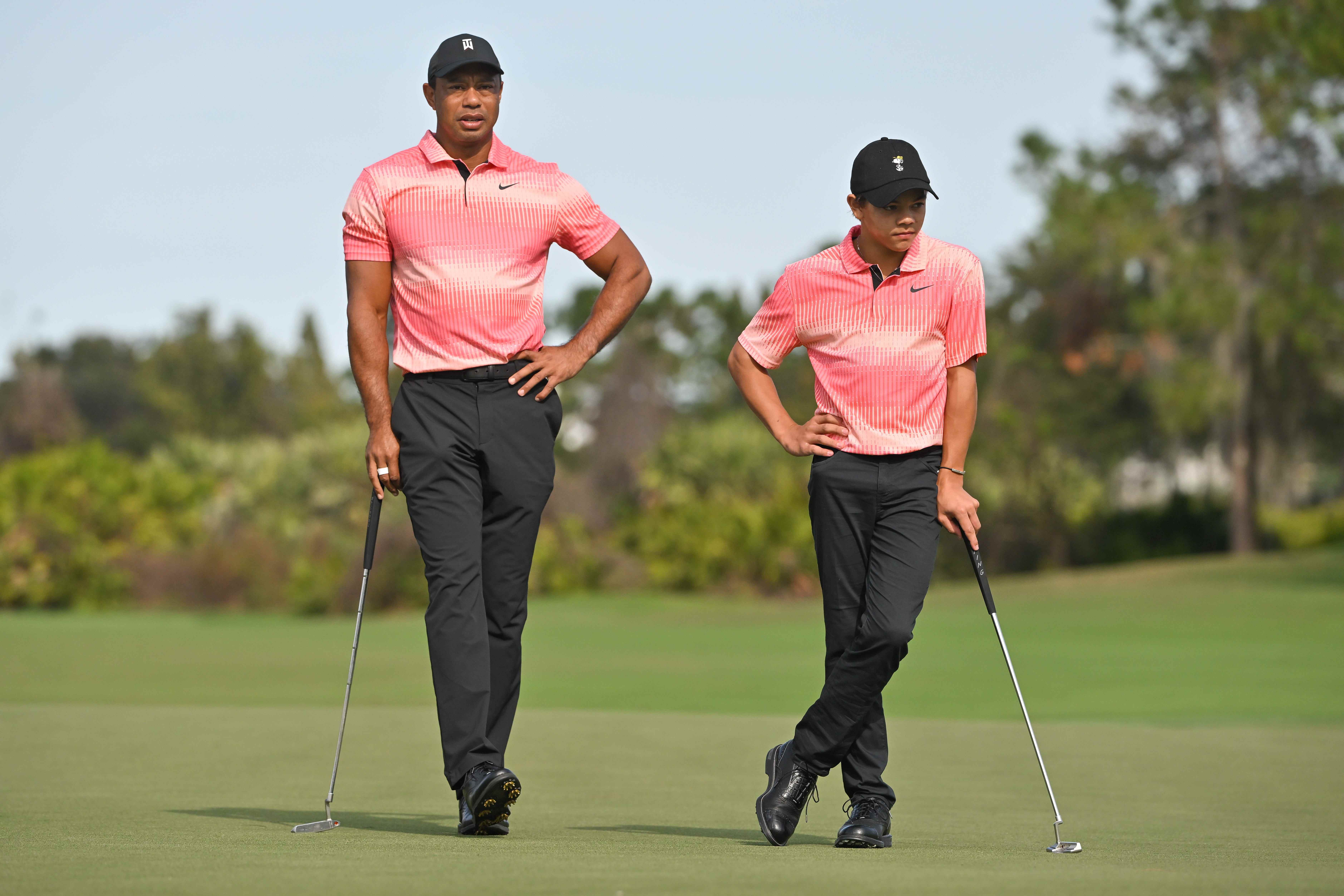 Tiger Woods und Charlie Woods stehen bei der PNC-Meisterschaft am 17. Dezember 2022 in Orlando, Florida, gemeinsam auf dem zweiten Grün.