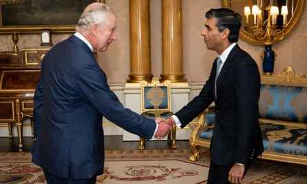 König Charles begrüßt den neuen Premierminister Rishi Sunak am 25. Oktober 2022 im Buckingham Palace