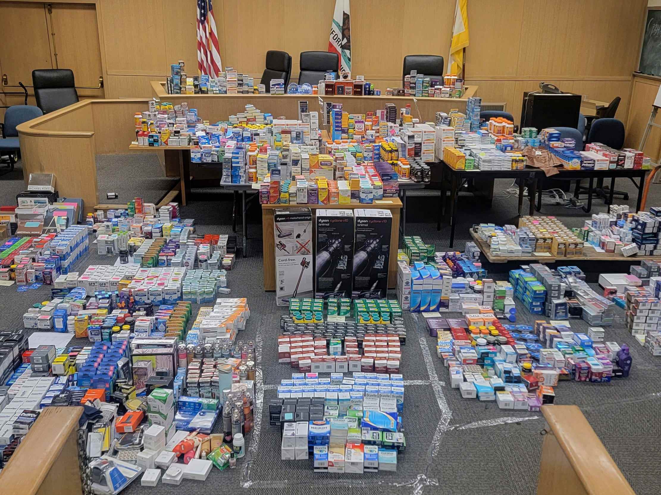 Einige der mehr als 200.000 Dollar gestohlenen Einzelhandelsartikel wurden von der Polizei von San Francisco im Juli von einem Mann beschlagnahmt, der sie online weiterverkaufte.