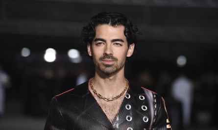 Der Sänger Joe Jonas erschien kürzlich in einer Werbung für den Botox-Rivalen Xeomin, da solche Behandlungen bei Männern im Mainstream Fuß fassen.
