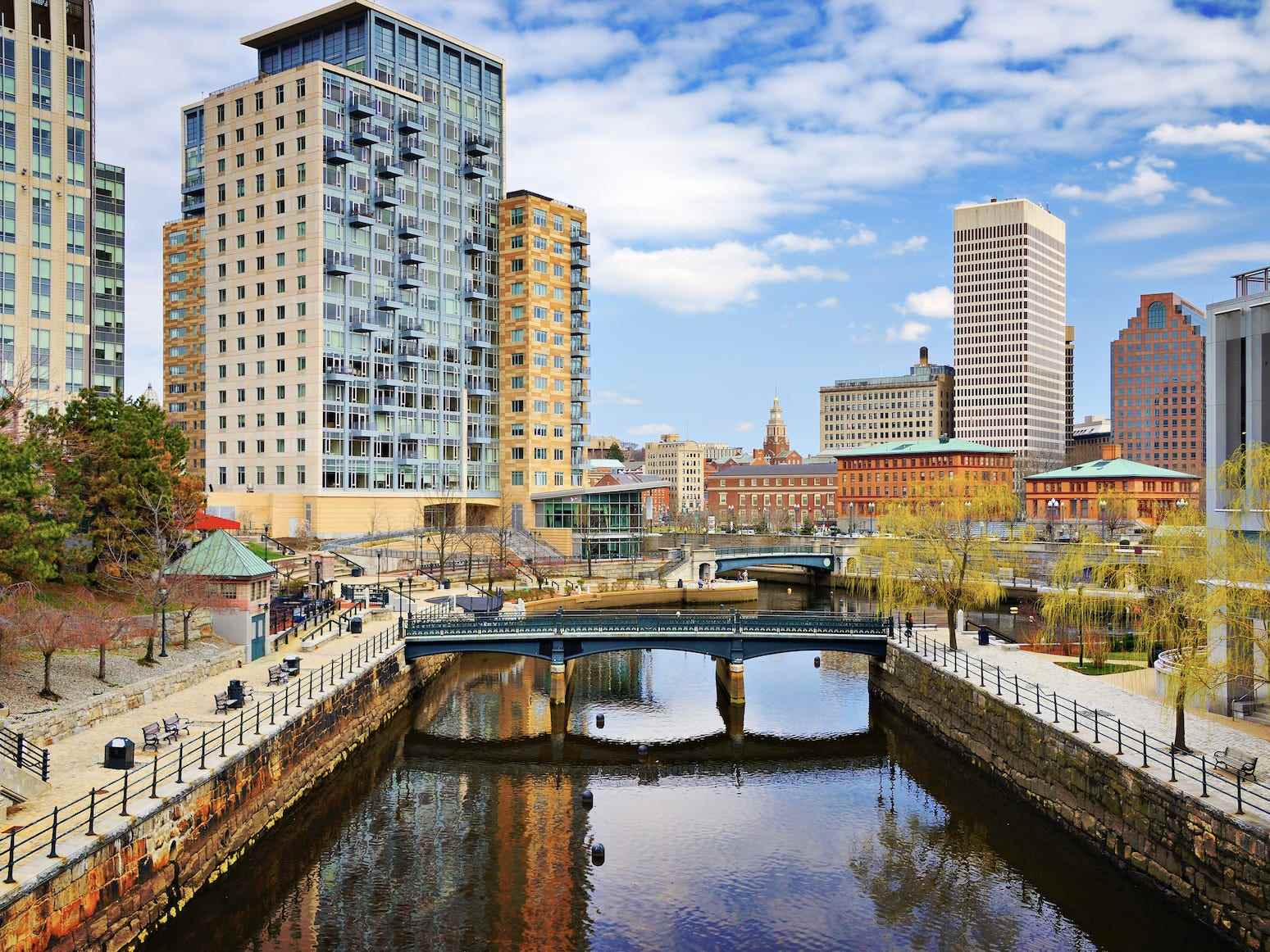 Eine Ansicht von Providence Rhode Island mit bunten Gebäuden und Fluss