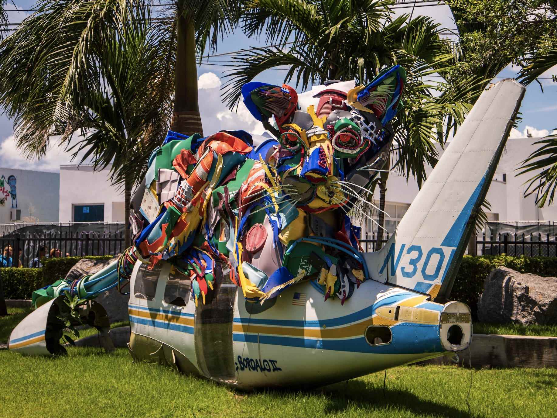 Eine bunte Katzenskulptur in einem Flugzeug in einem Feld in Miami Florida