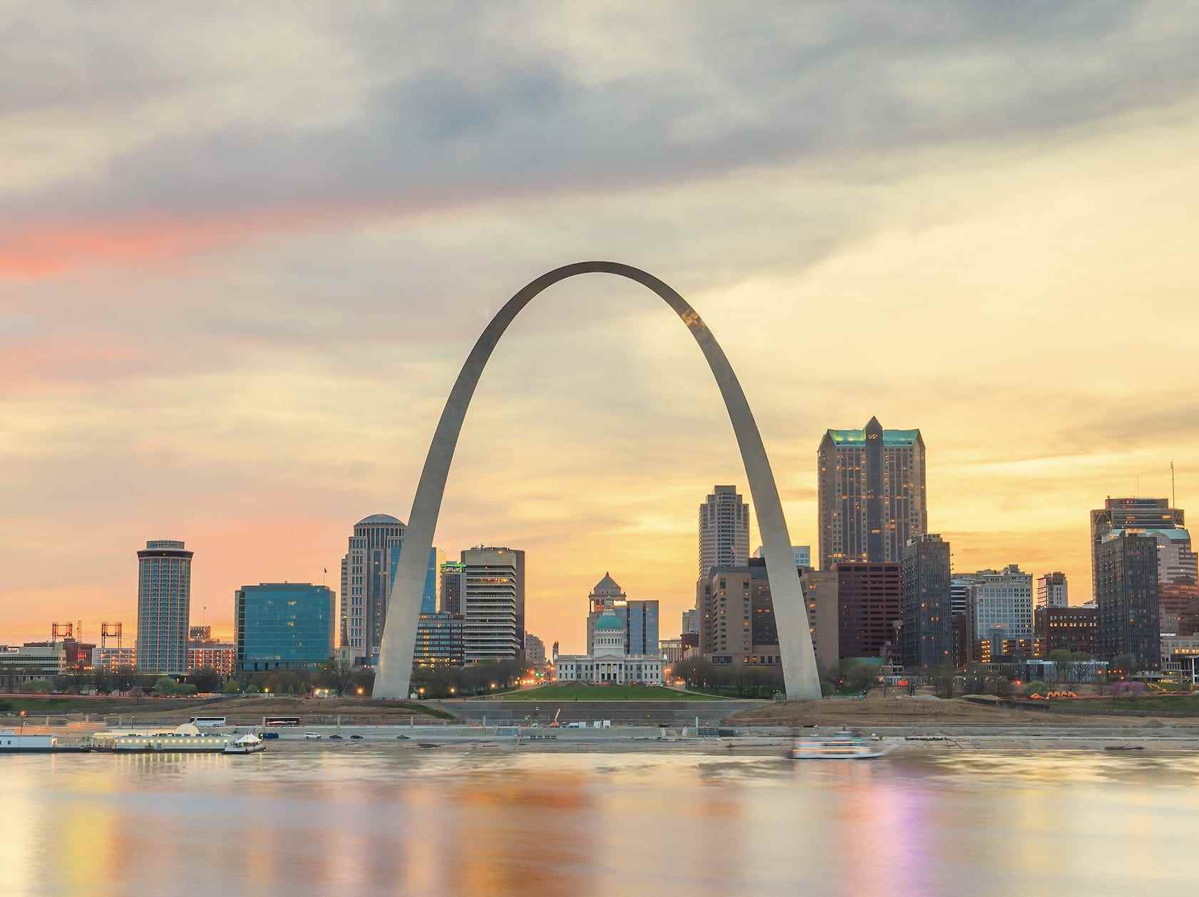 Ein Blick auf St. Louis mit Gebäuden und Torbogen