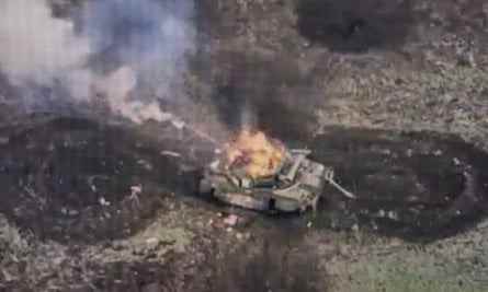 Ein Bildschirm, auf dem ein Drohnenfoto eines russischen Panzers zu sehen ist